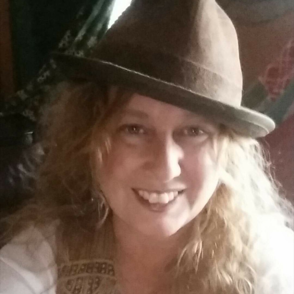 Hi! I'm your posher Kelly